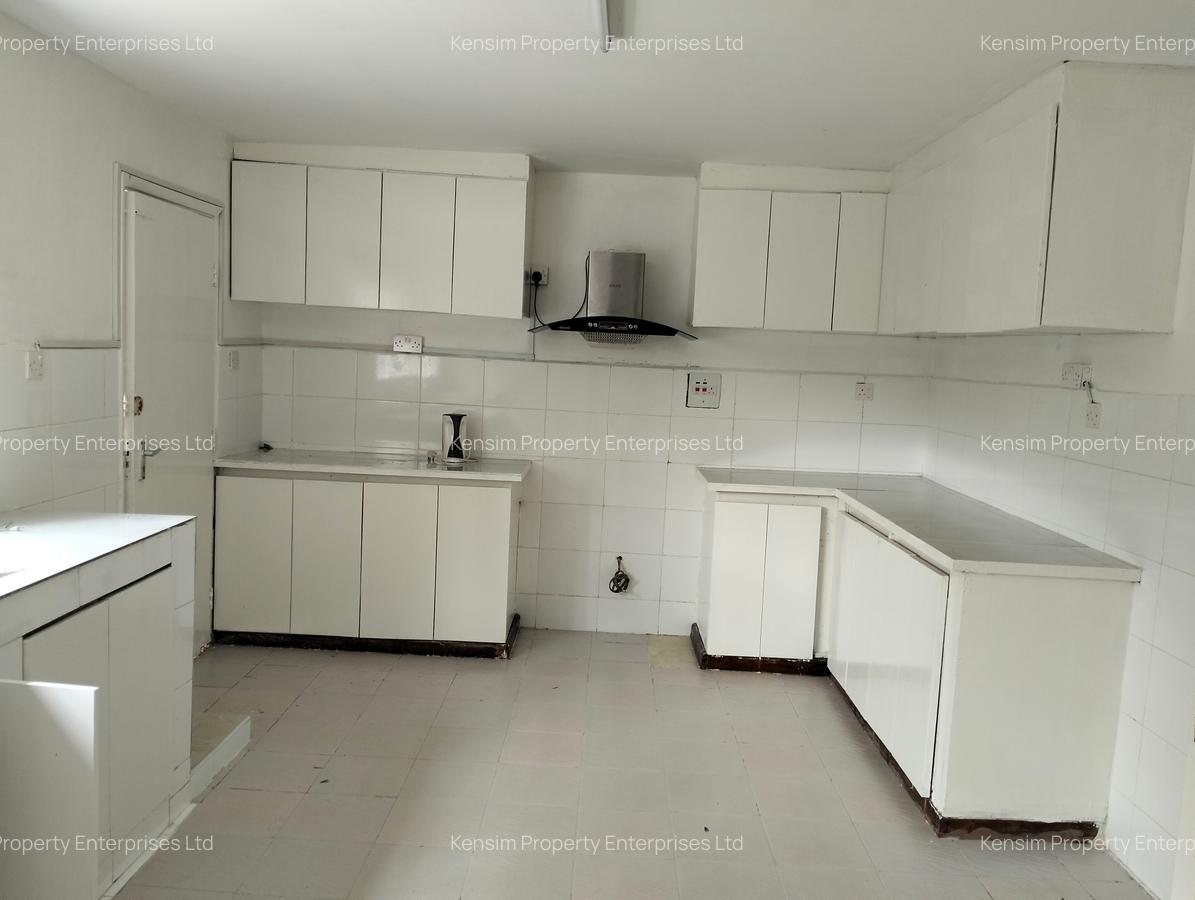 5 Bed House with En Suite in Lavington - 15