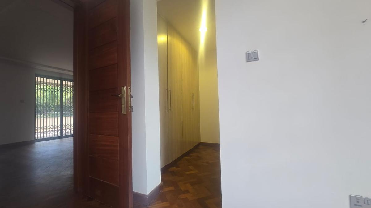 5 Bed House with En Suite in Lavington - 11