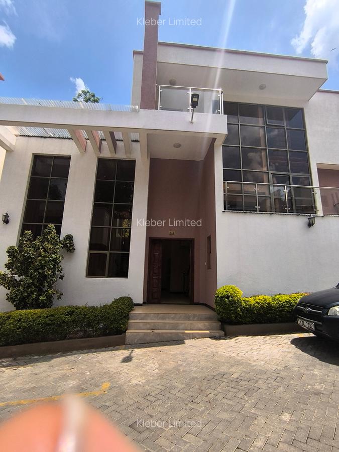 5 Bed Villa with En Suite in Lavington - 1