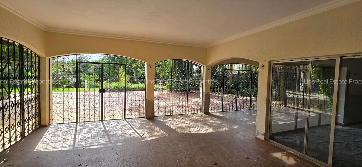6 Bed House with En Suite in Lavington - 11