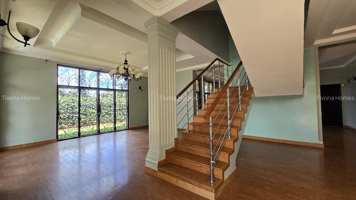 5 Bed House with En Suite in Ridgeways - 14