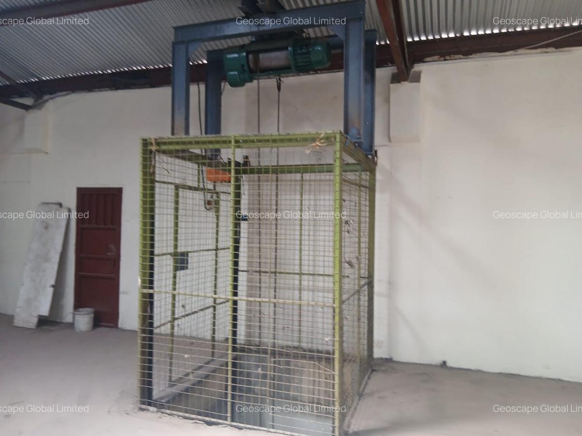 20,000 ft² Warehouse with Parking in Industrial Area - 4