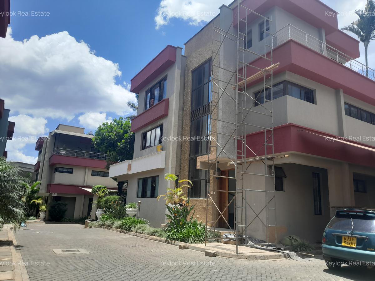 5 Bed Townhouse with En Suite at Lavington - 1