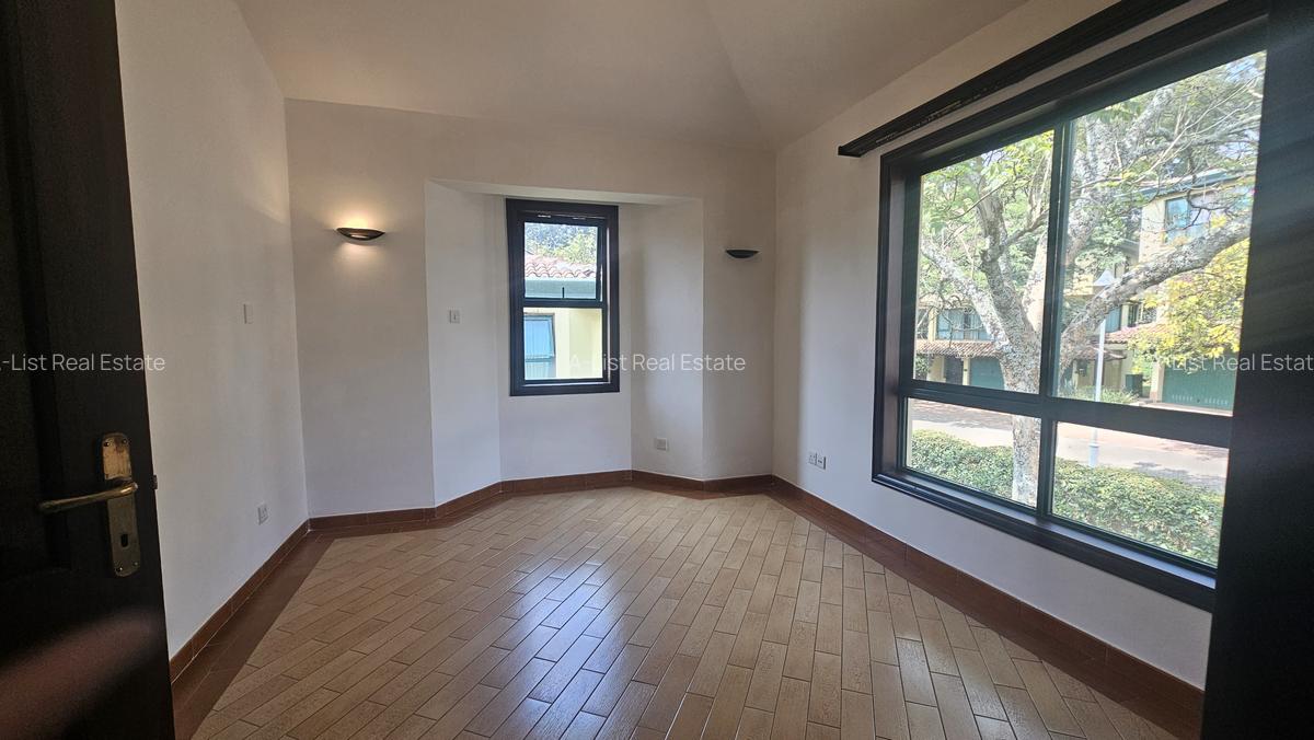 4 Bed Villa with En Suite at Kyuna Close - 6