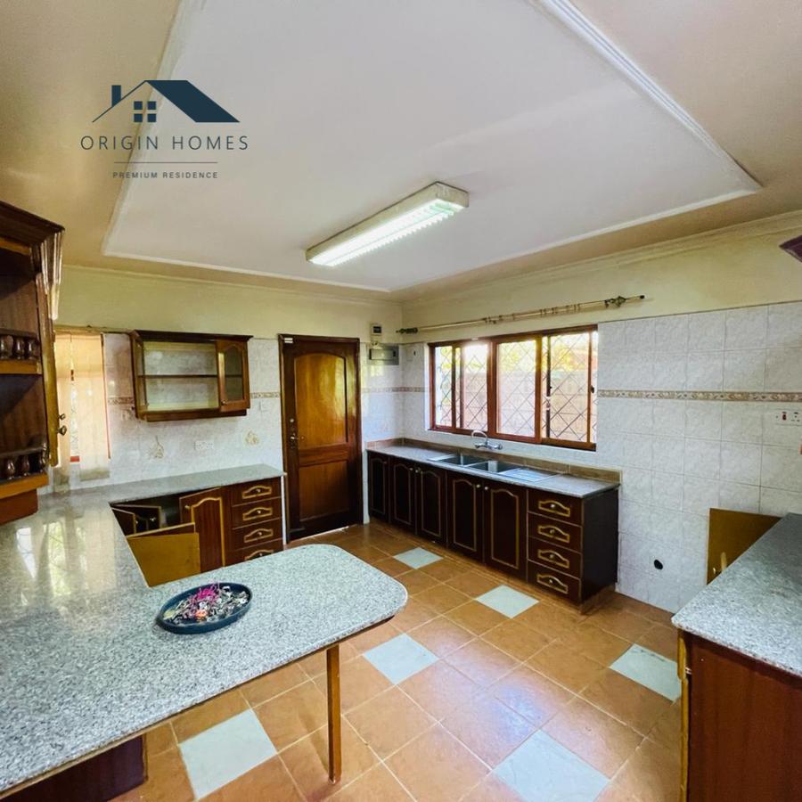 5 Bed Townhouse with En Suite at Westlands - 6