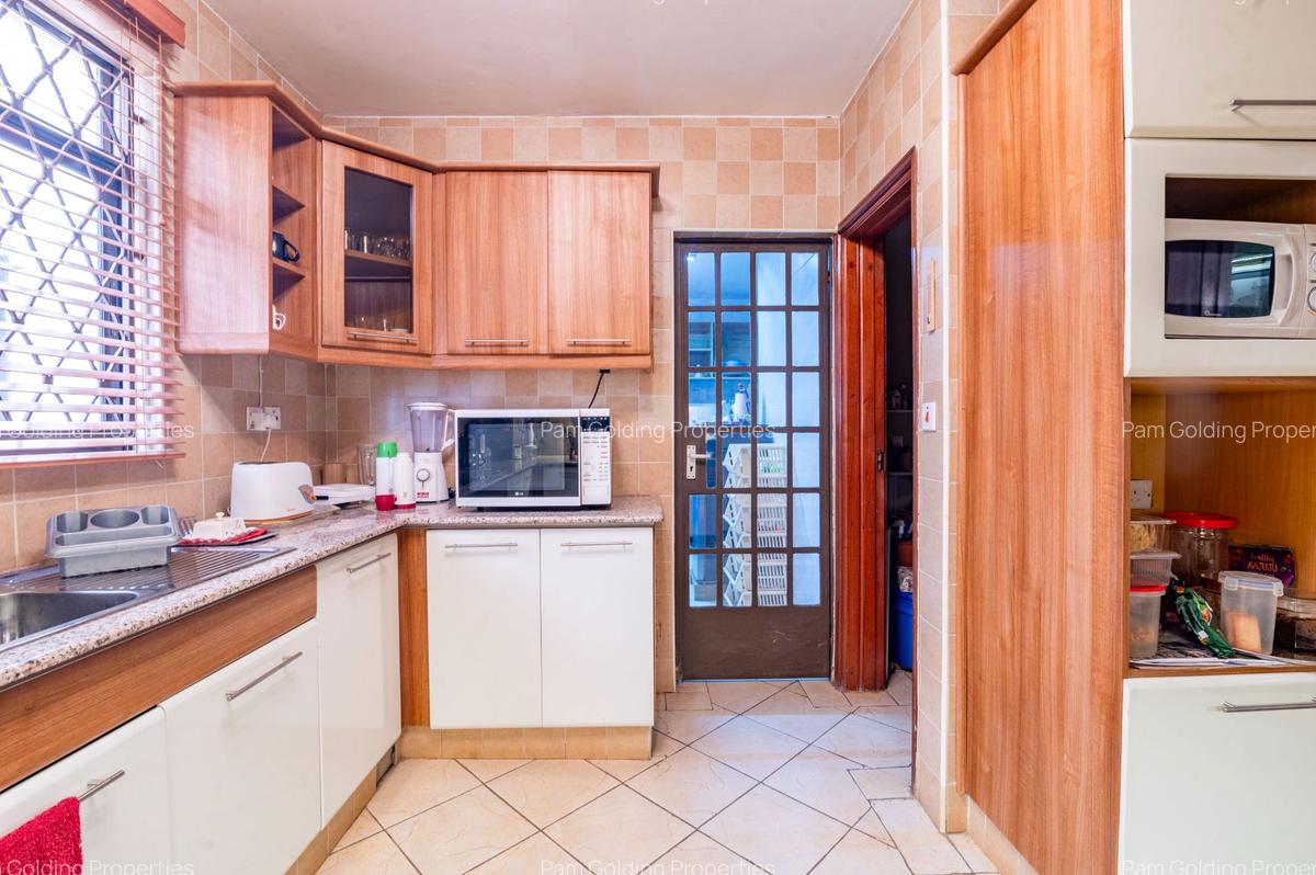 3 Bed Apartment with En Suite at Batu Batu Road - 11