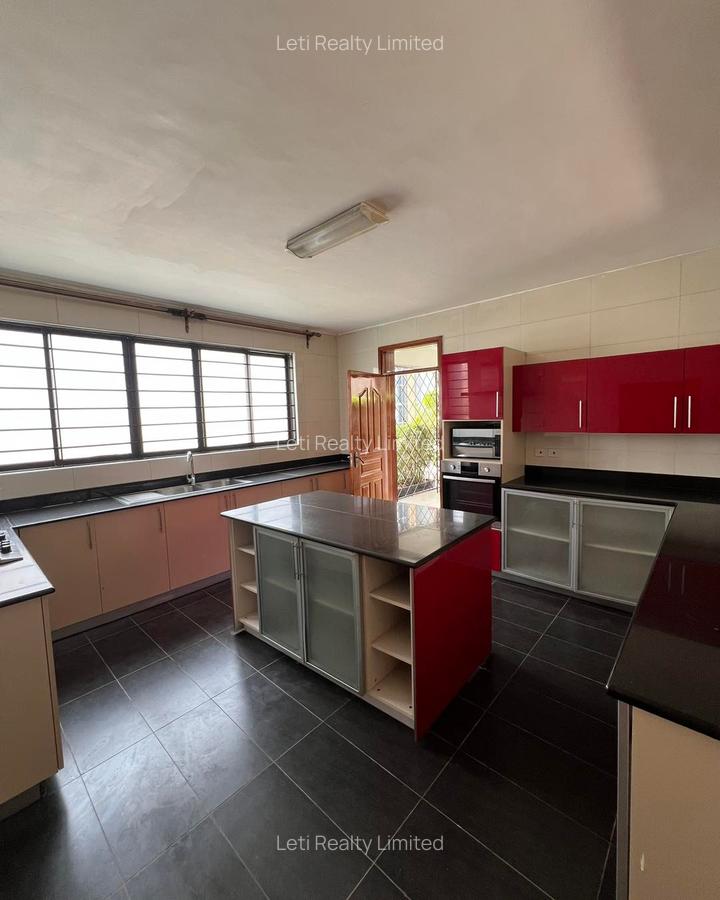 5 Bed Townhouse with En Suite in Lavington - 4
