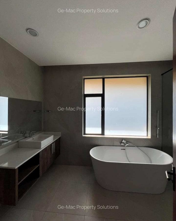 5 Bed House with En Suite in Lavington - 3