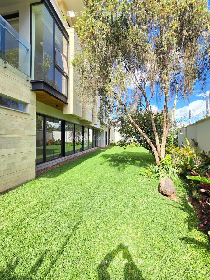 5 Bed Townhouse with En Suite in Brookside - 1