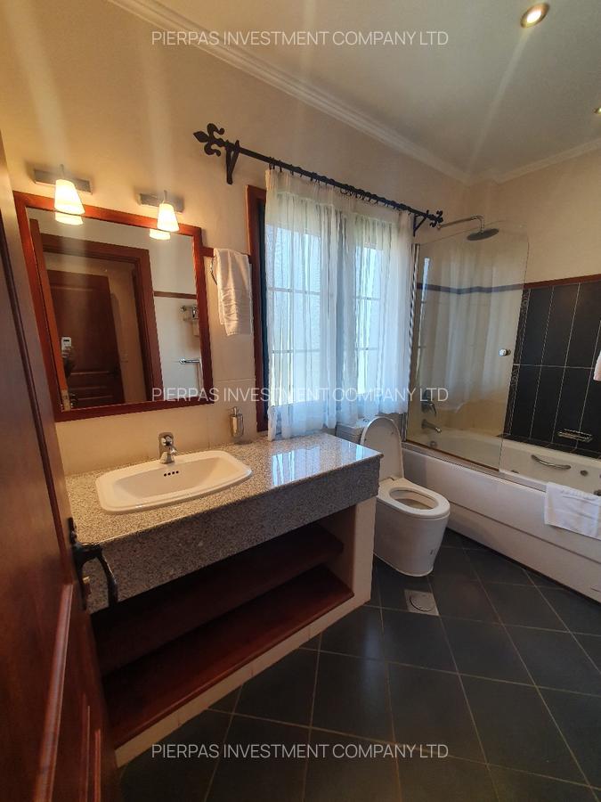 3 Bed House with En Suite in Ridgeways - 5