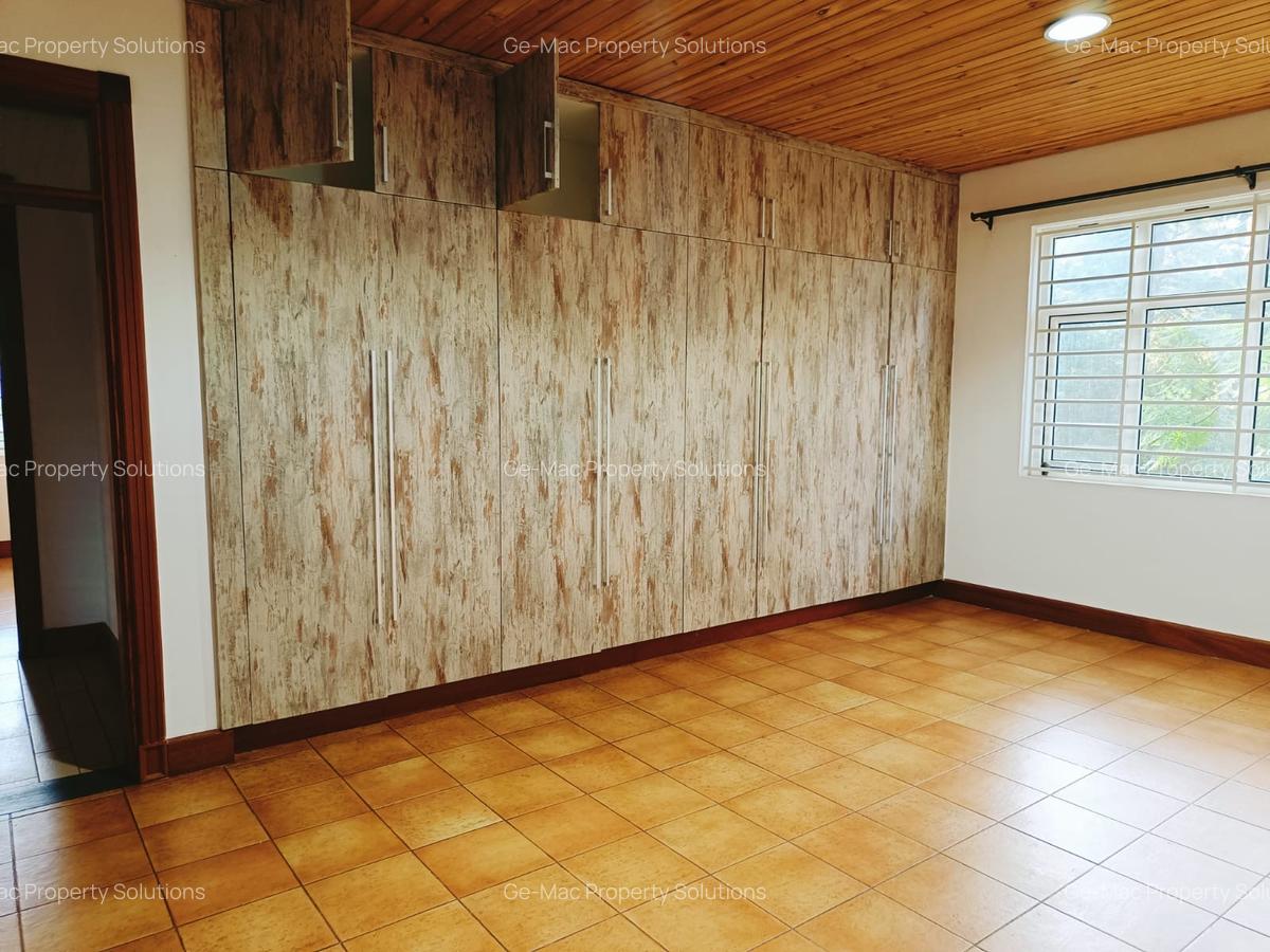 5 Bed House with En Suite in Rosslyn - 8