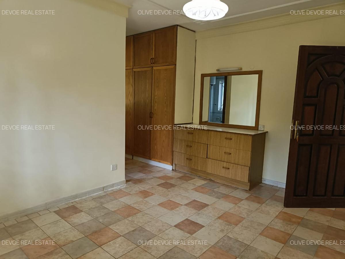 4 Bed House with En Suite in Hill View - 7