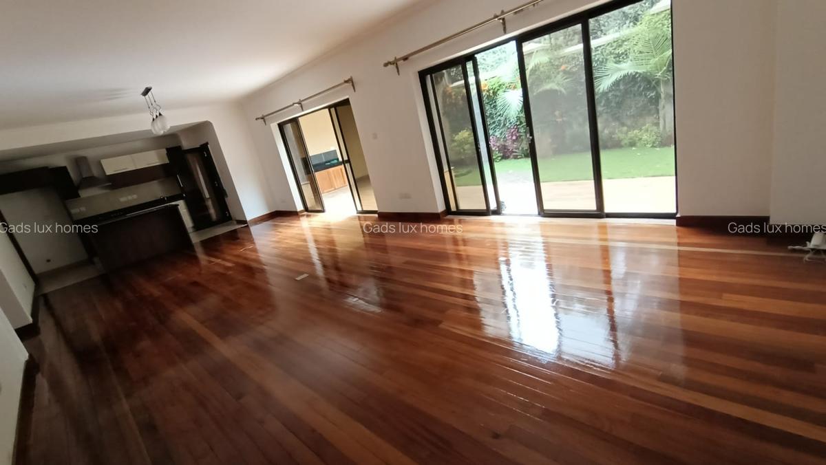 4 Bed Villa with En Suite at Lavington - 5