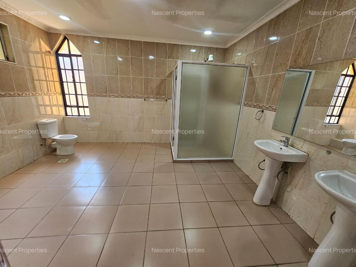 5 Bed Townhouse with En Suite in Kyuna - 12