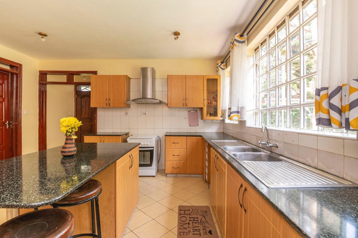 5 Bed House with En Suite in Garden Estate - 9