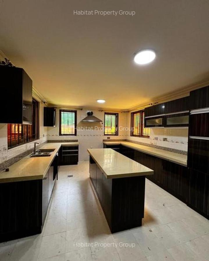 5 Bed House with En Suite in Lavington - 3