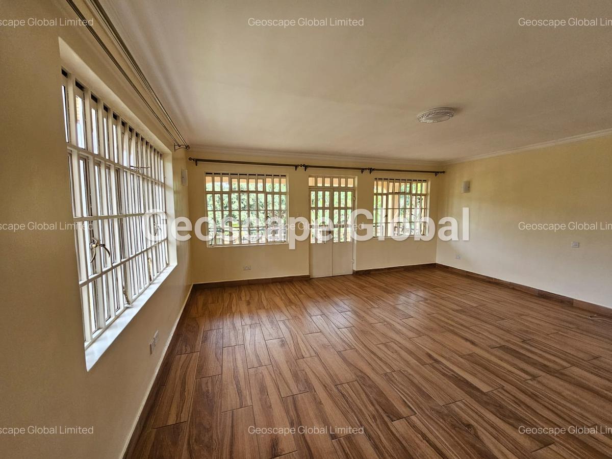 4 Bed House with En Suite in Rosslyn - 10