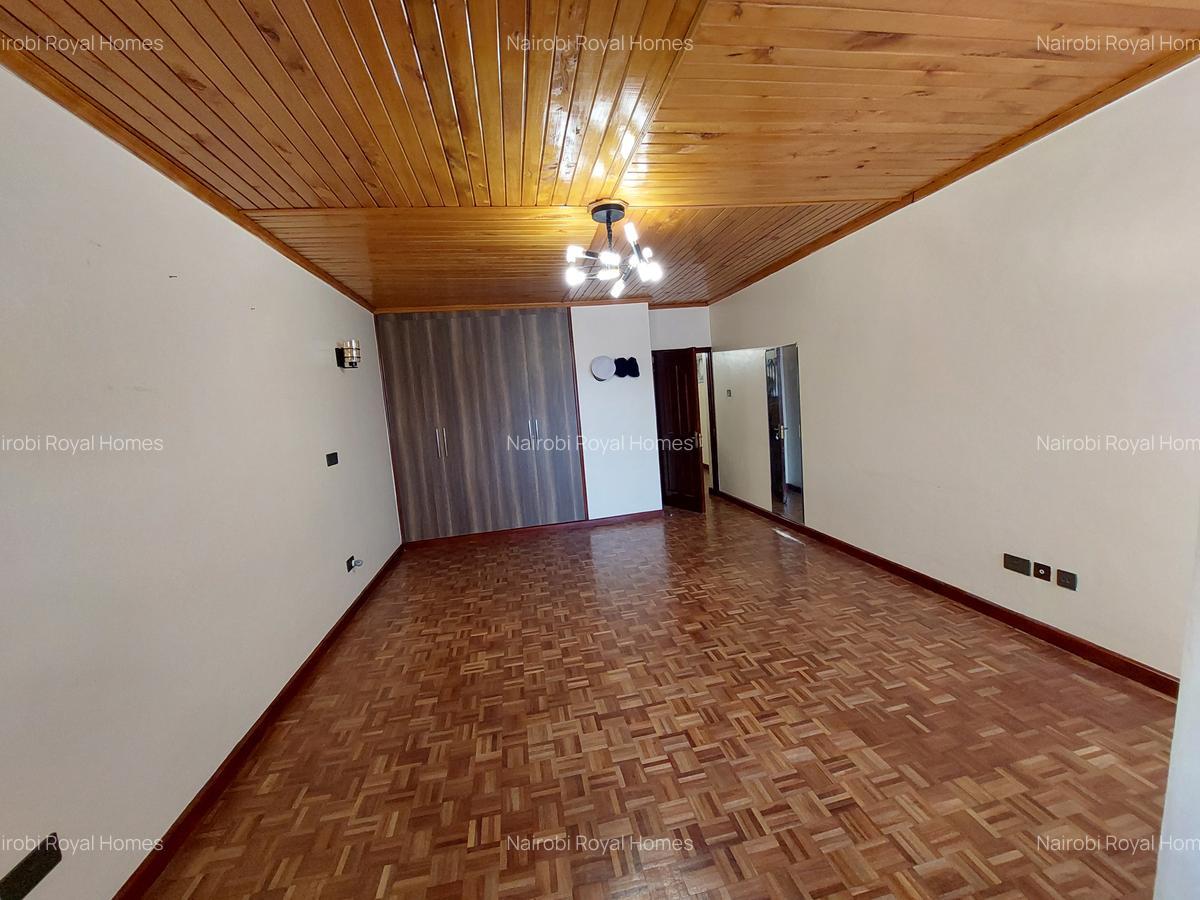 5 Bed Townhouse with En Suite at Royal Villas - 17