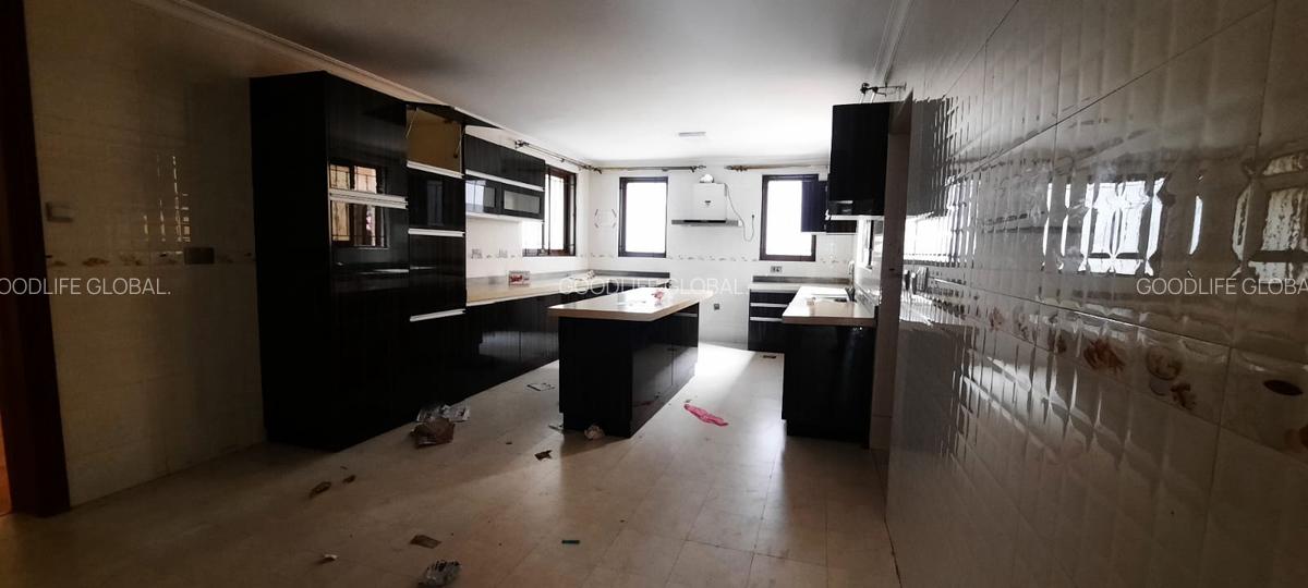 5 Bed Townhouse with En Suite at Lavington - 3