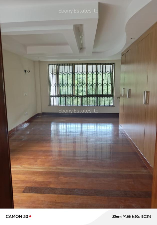 5 Bed Townhouse with En Suite in Lavington - 16
