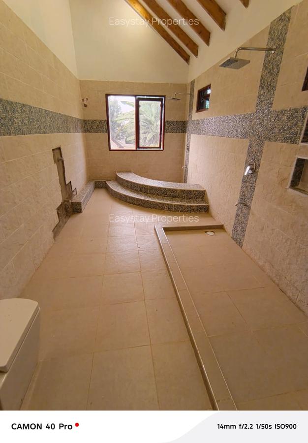 4 Bed House with En Suite in Ridgeways - 10