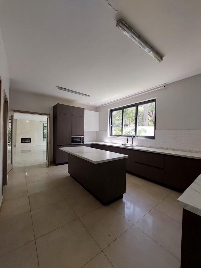 5 Bed House with En Suite in Lavington - 2