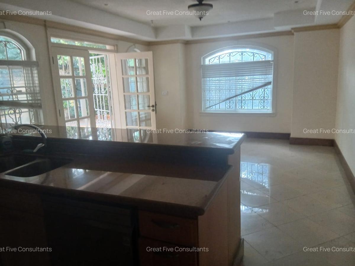 5 Bed Villa with En Suite in Rosslyn - 7