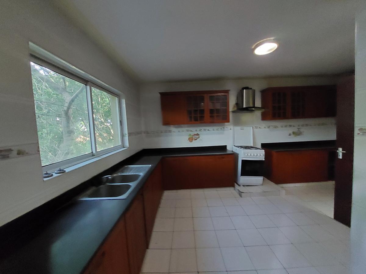 3 Bed Apartment with En Suite at Lavington - 20