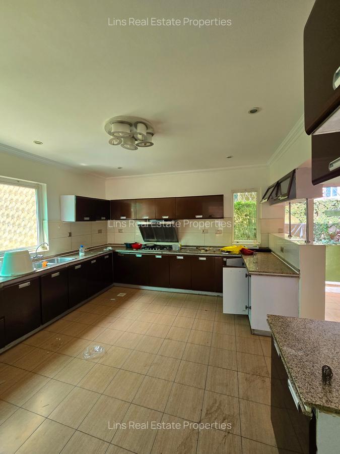 4 Bed Townhouse with En Suite in Riverside - 17