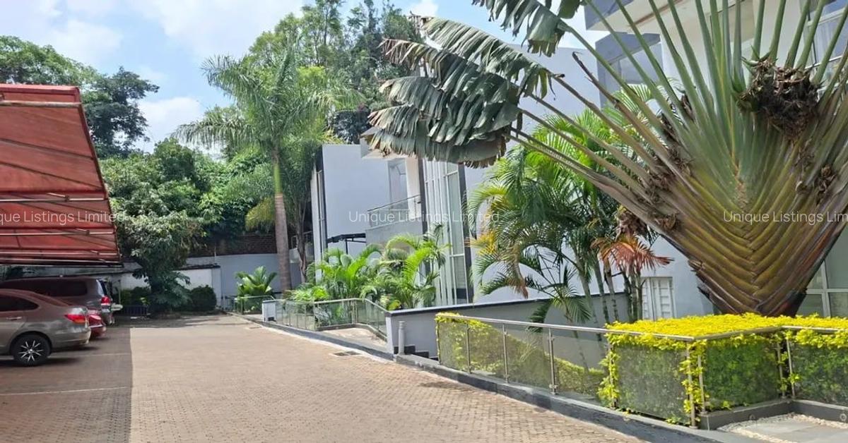 4 Bed Villa with En Suite in Spring Valley - 1