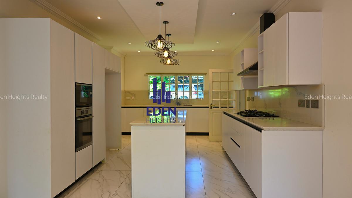 4 Bed House with En Suite in Lavington - 2