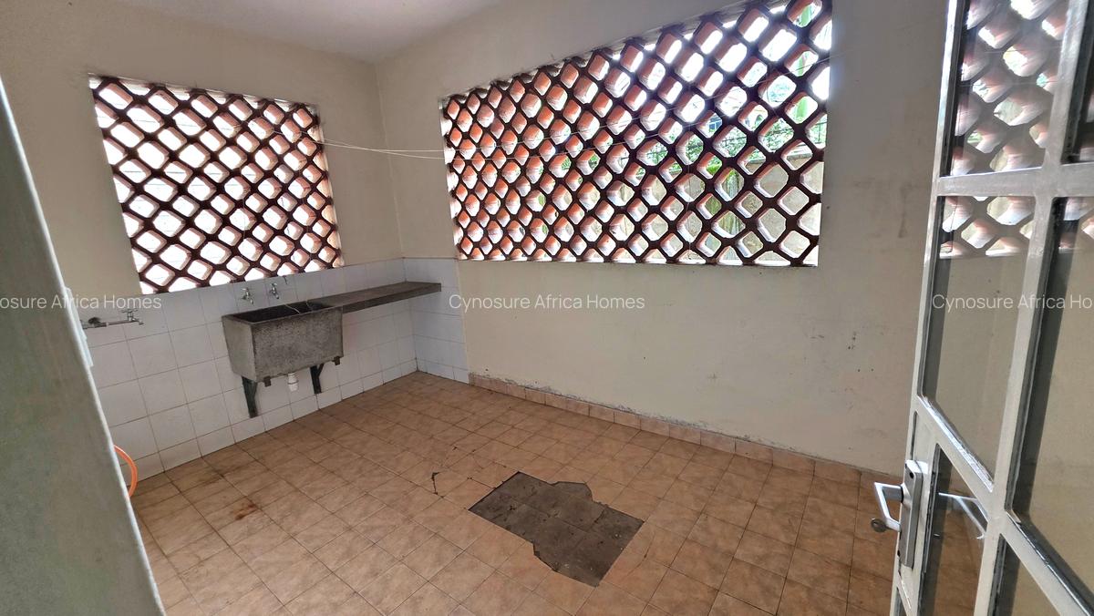 3 Bed Apartment with En Suite at Lavington - 7
