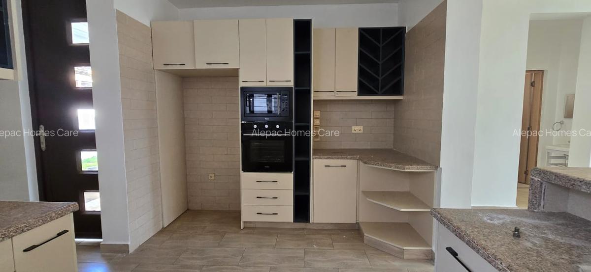 4 Bed Townhouse with En Suite in Membley - 8