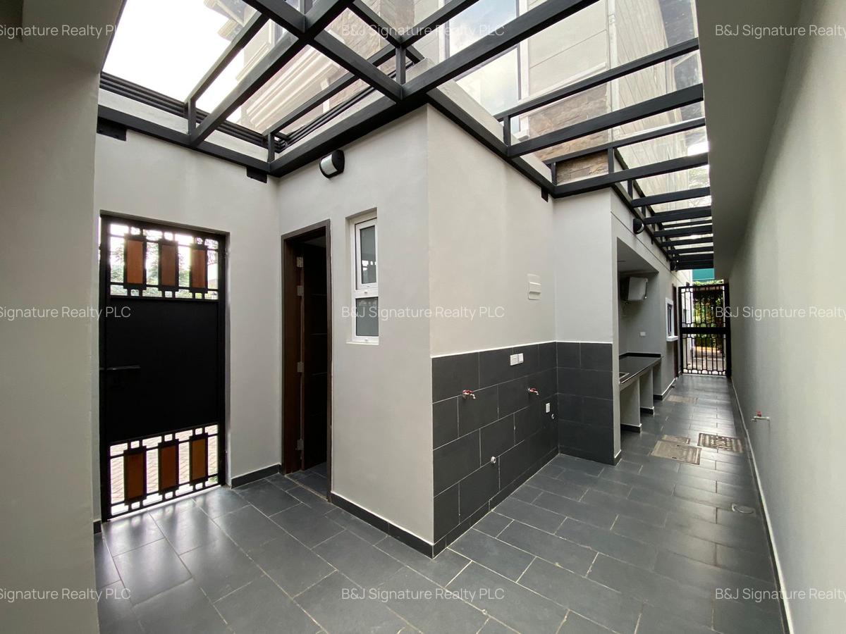 4 Bed Villa with En Suite in Westlands Area - 15