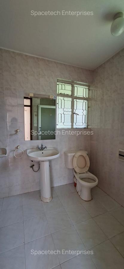 6 Bed House with En Suite in Runda - 20