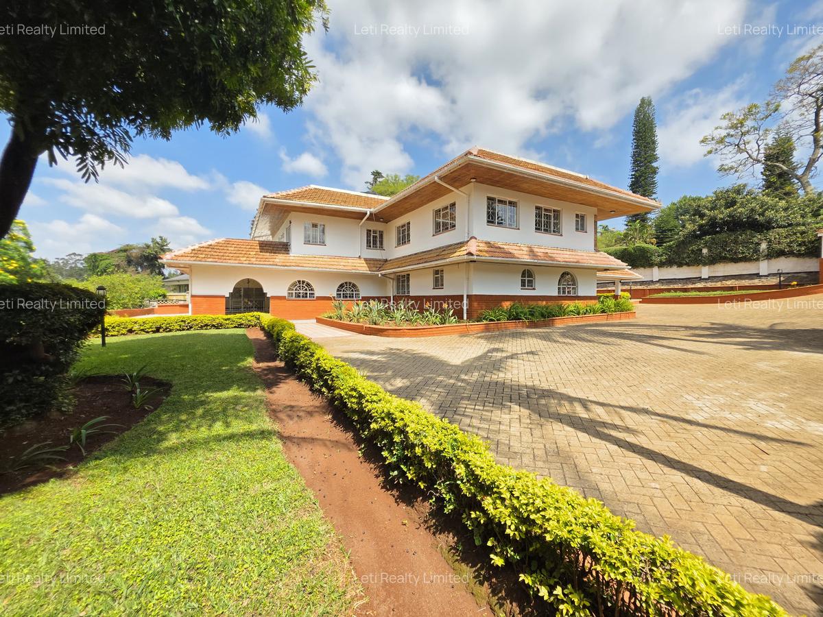 10 Bed House with En Suite in Lavington - 1