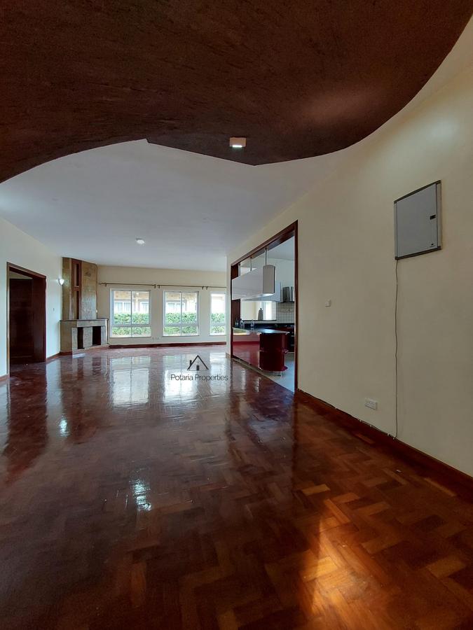 5 Bed House with En Suite in Lavington - 11