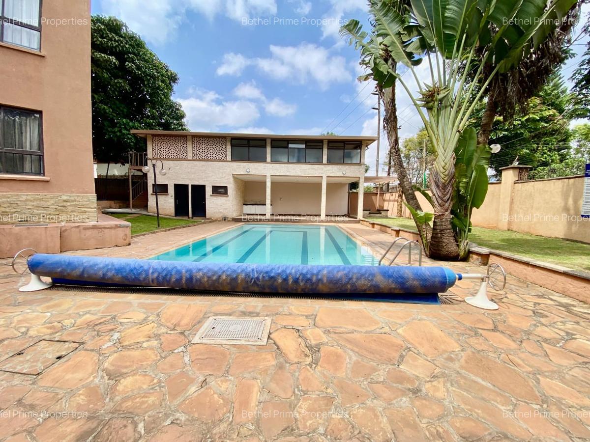 4 Bed Apartment with En Suite in Brookside - 11