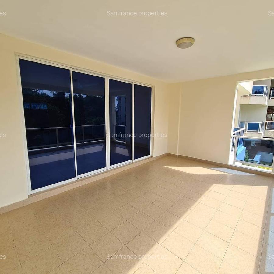 Serviced 4 Bed Apartment with En Suite at Links Road - 7