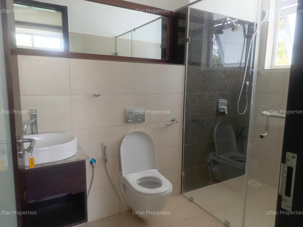 5 Bed House with En Suite in Runda - 8