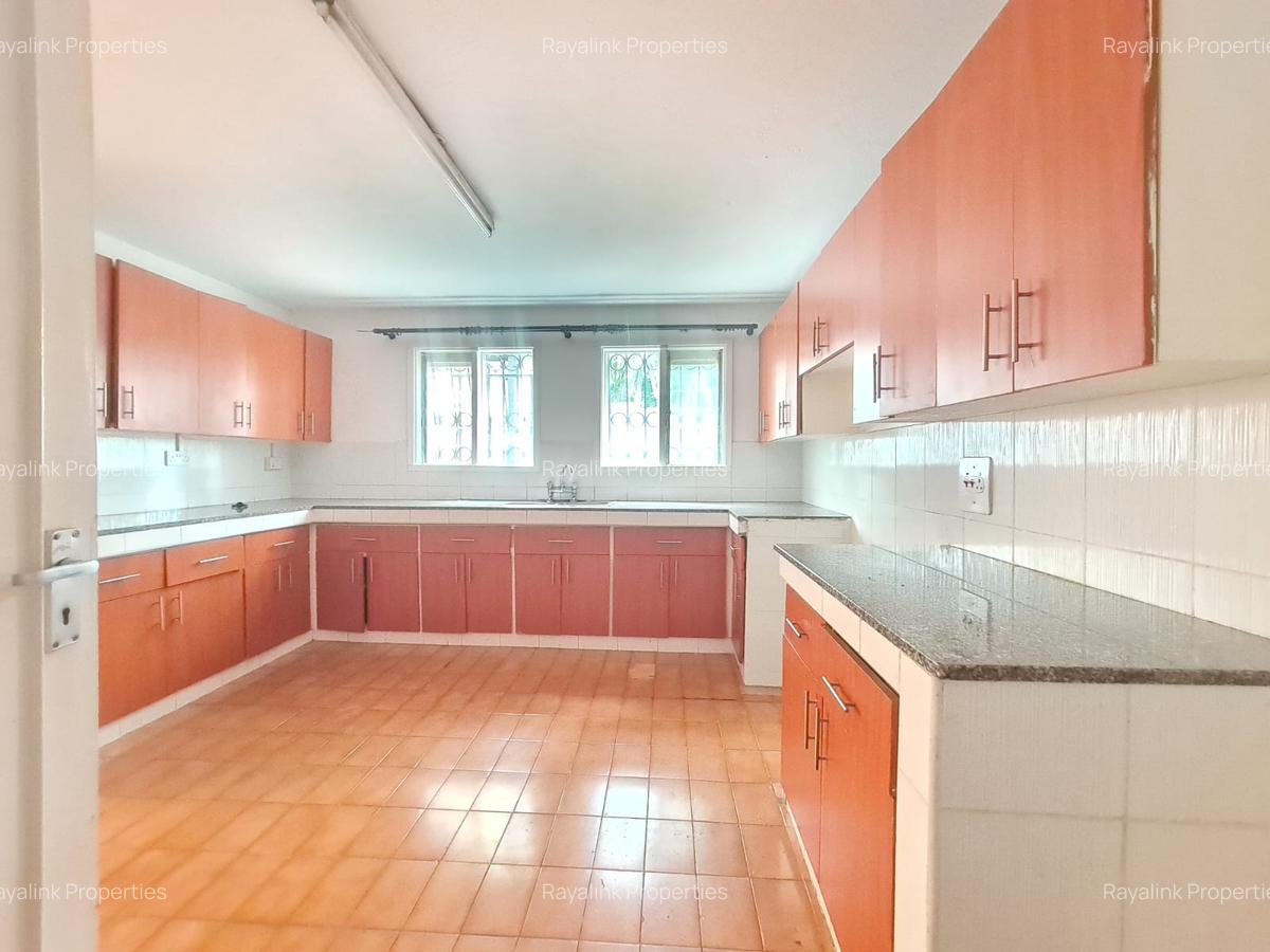 4 Bed House with En Suite at Hillview - 3