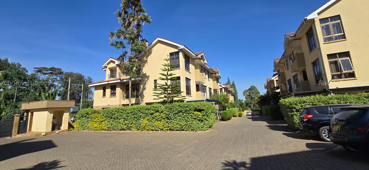 6 Bed Townhouse with En Suite at Lavington Green - 1