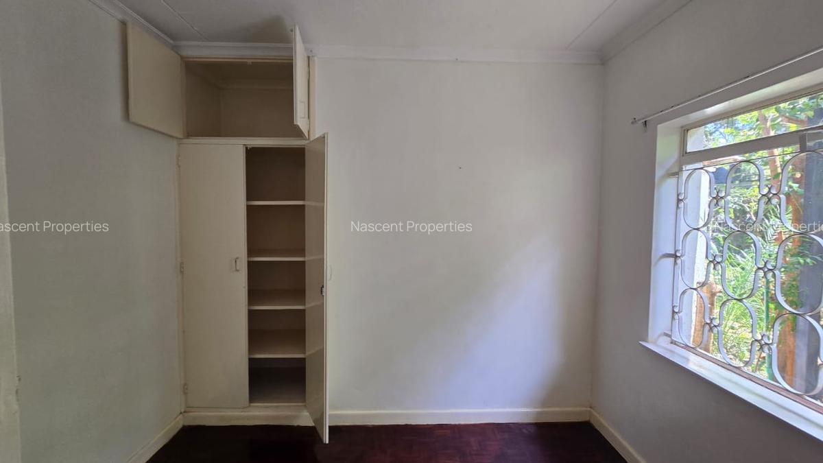 4 Bed House with En Suite in Rosslyn - 12