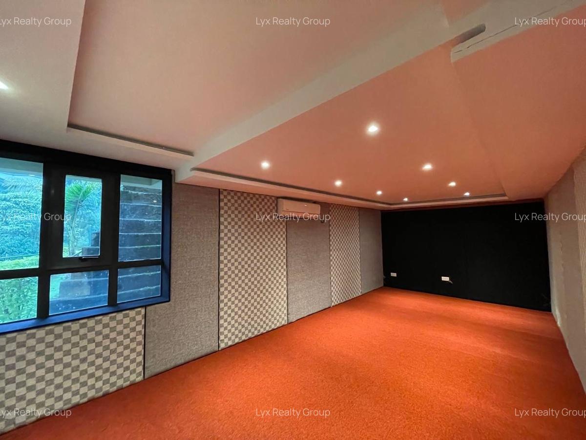 5 Bed Villa with En Suite in Spring Valley - 3