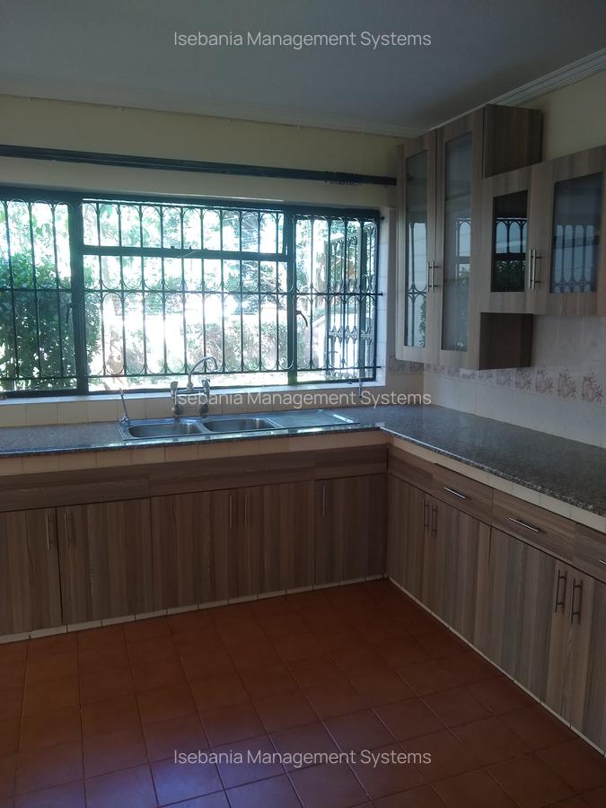 4 Bed House with En Suite at - 8