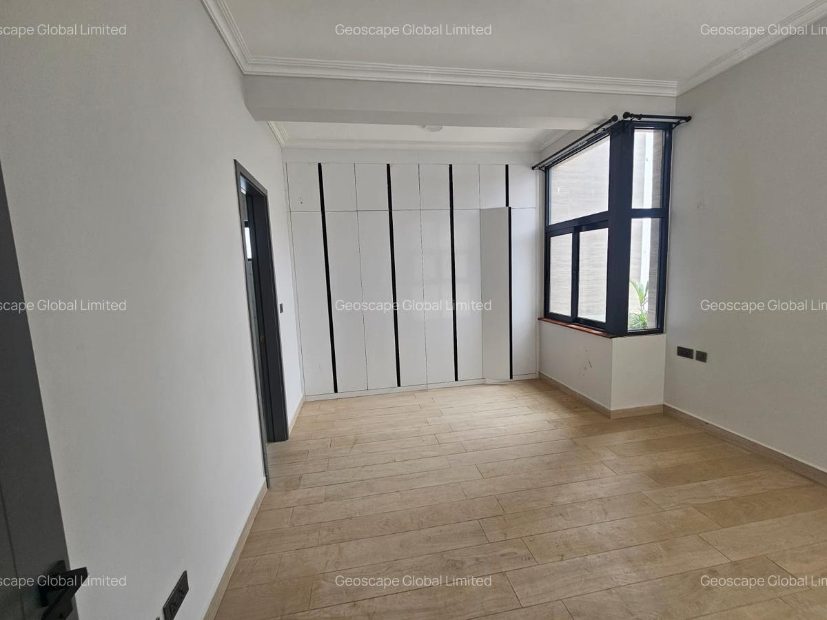 5 Bed House with En Suite in Lavington - 6