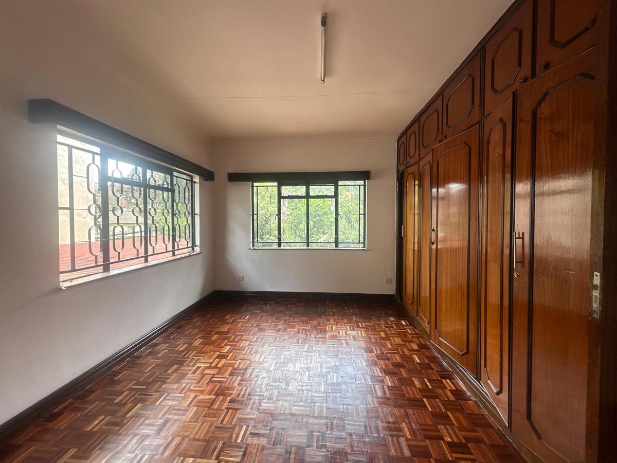 4 Bed Villa with En Suite at Lavington - 17