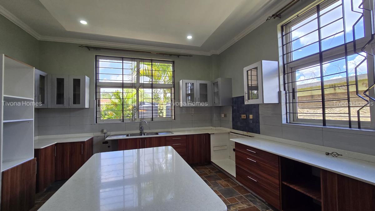 5 Bed House with En Suite in Ridgeways - 8