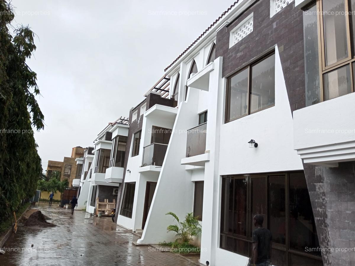 4 Bed Townhouse with Garden at Links Road - 1