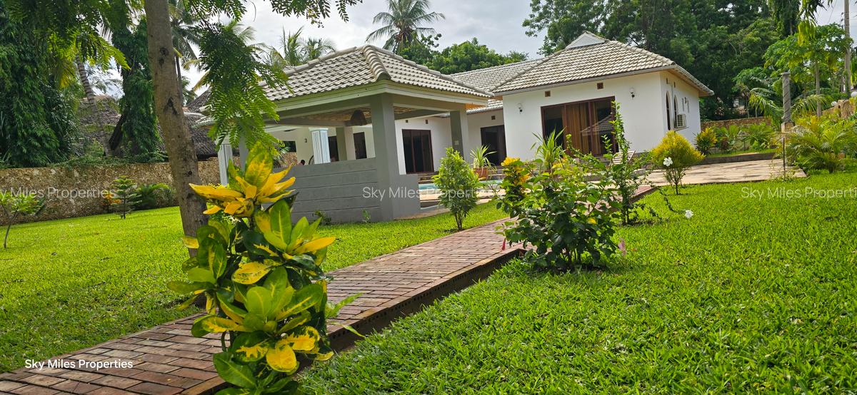 3 Bed Villa with En Suite at La-Marina - 4